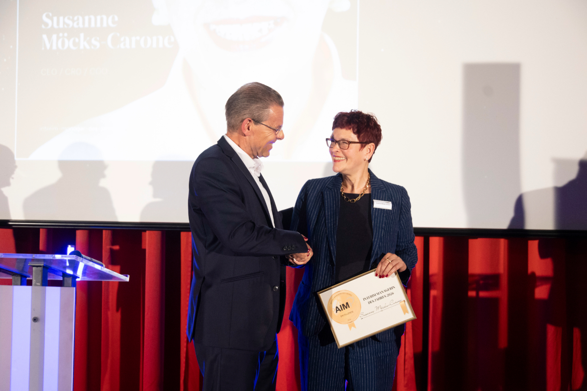 Andreas Lau gratuliert Susanne Möcks-Carone zur Auszeichnung als Interim Managerin des Jahres 2026